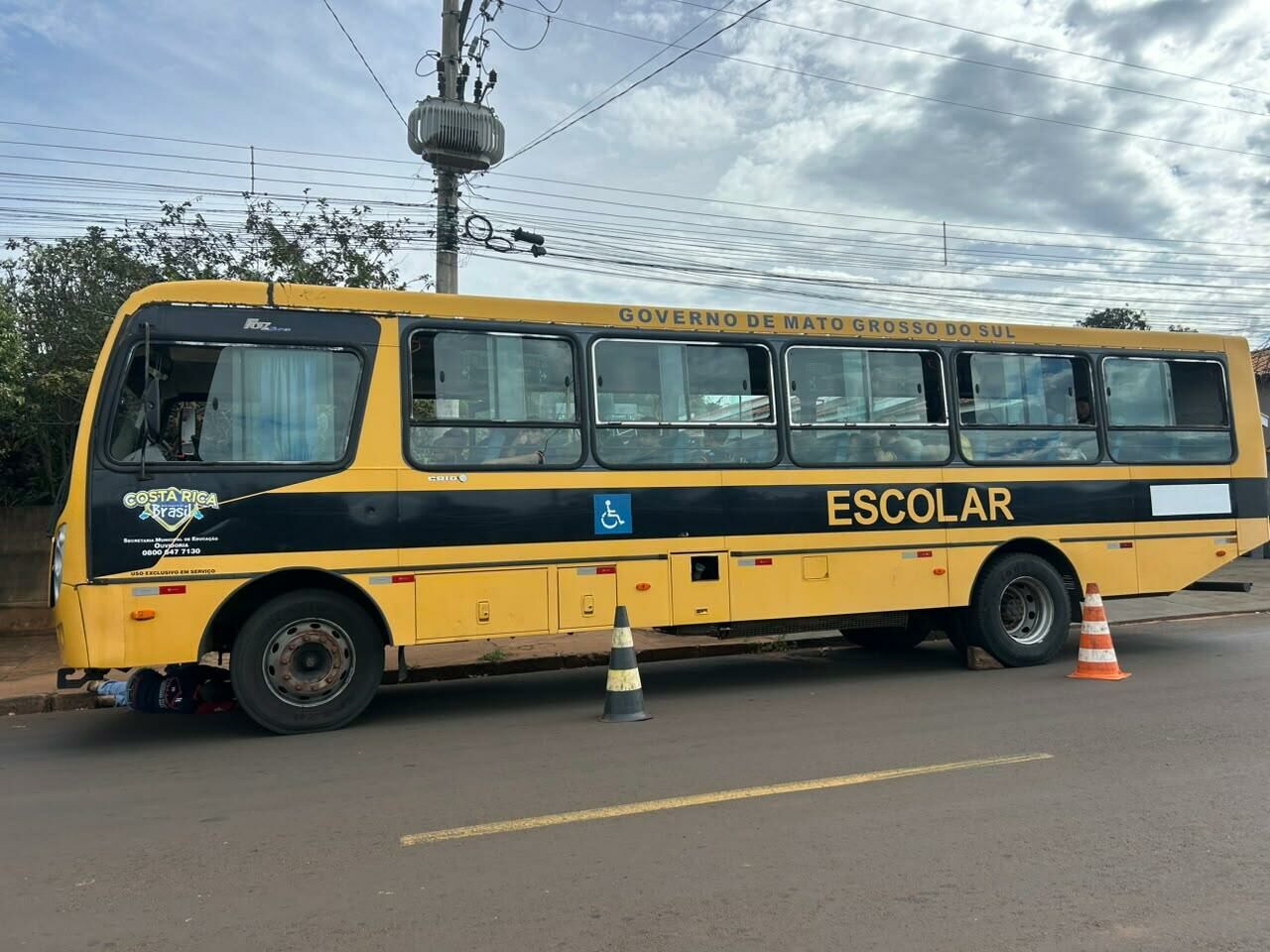 Imagem de compartilhamento para o artigo Vídeo: Mesmo ônibus que perdeu roda volta a quebrar em Costa Rica e expõe nova falha no transporte escolar de Costa Rica da MS Todo dia
